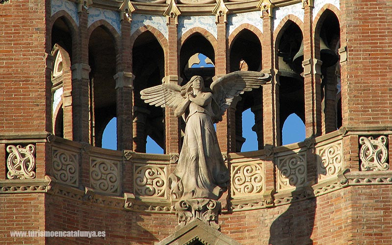  estatua angel alas fachada palau Sant Pau ciudad condal 