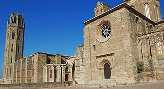  monuments romans pres eglise agramunt vieille cathedrale lerida 