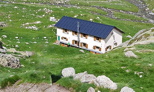  guide guarded mountain huts ripolles refuge coma vaca 