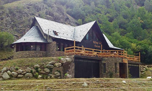  guide mountain refugies xalet Vall Bonabe Catalonia Refugi Fornet Alos 
