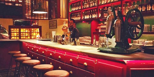  liste bars originaux capitale catalane reservations bar laboratoire dr stravinsky barcelona 