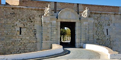 guide fortifications province gerona visite château haut ampurdan 