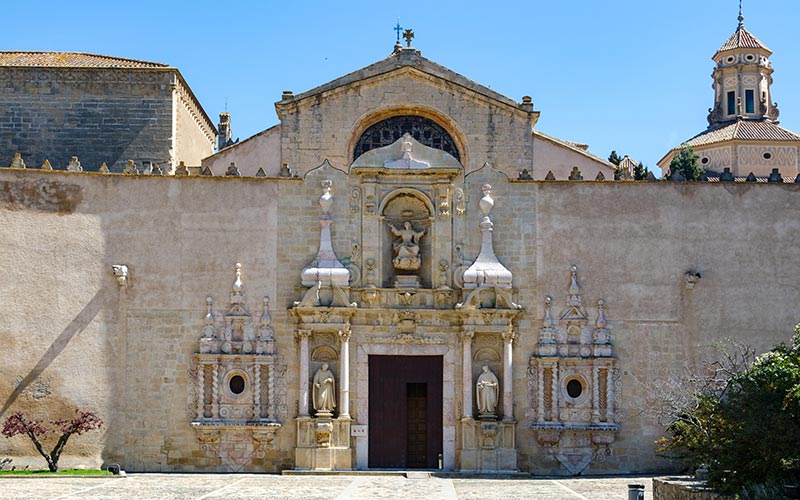guide visit monastery santa maria poblet baroque gate 