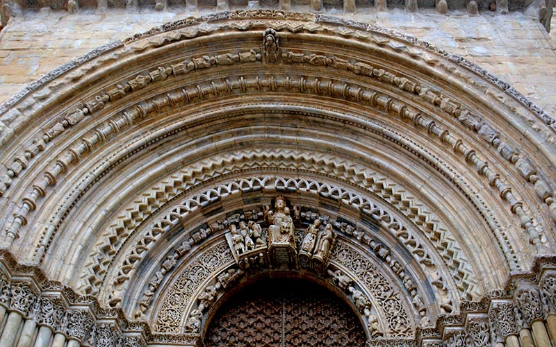  visita iglesia monumental Agramunt puerta romanica 