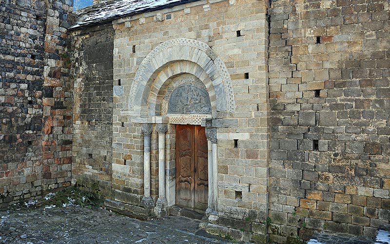 turismo cultural Bosost arte romanico aranes portal iglesia Asuncion
