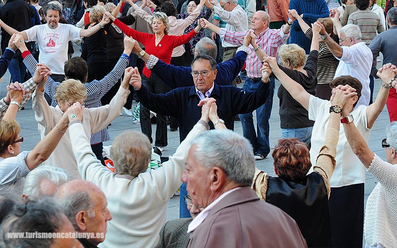  gent ballant sardanes plaça catedral barcelona catalunya festes populars 