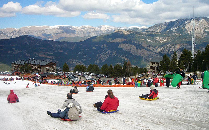 tourist guide winter sports resort port comte slopes kids sledding 