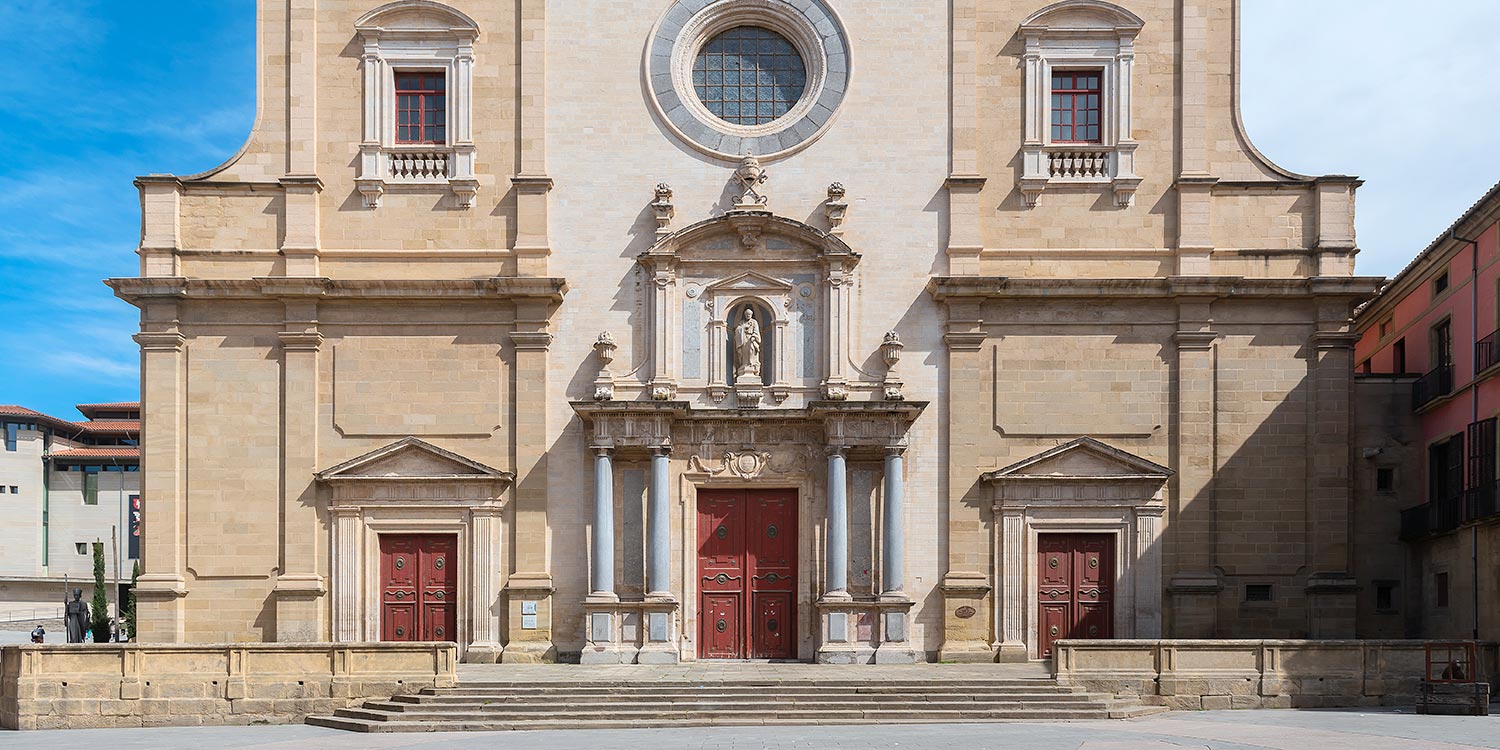informacio turistica catedral ciutat vic foto façana neoclassica porta 