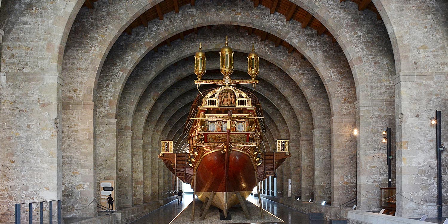 découvrez musée maritime barcelone édifice gothique civil drassanes reials navires