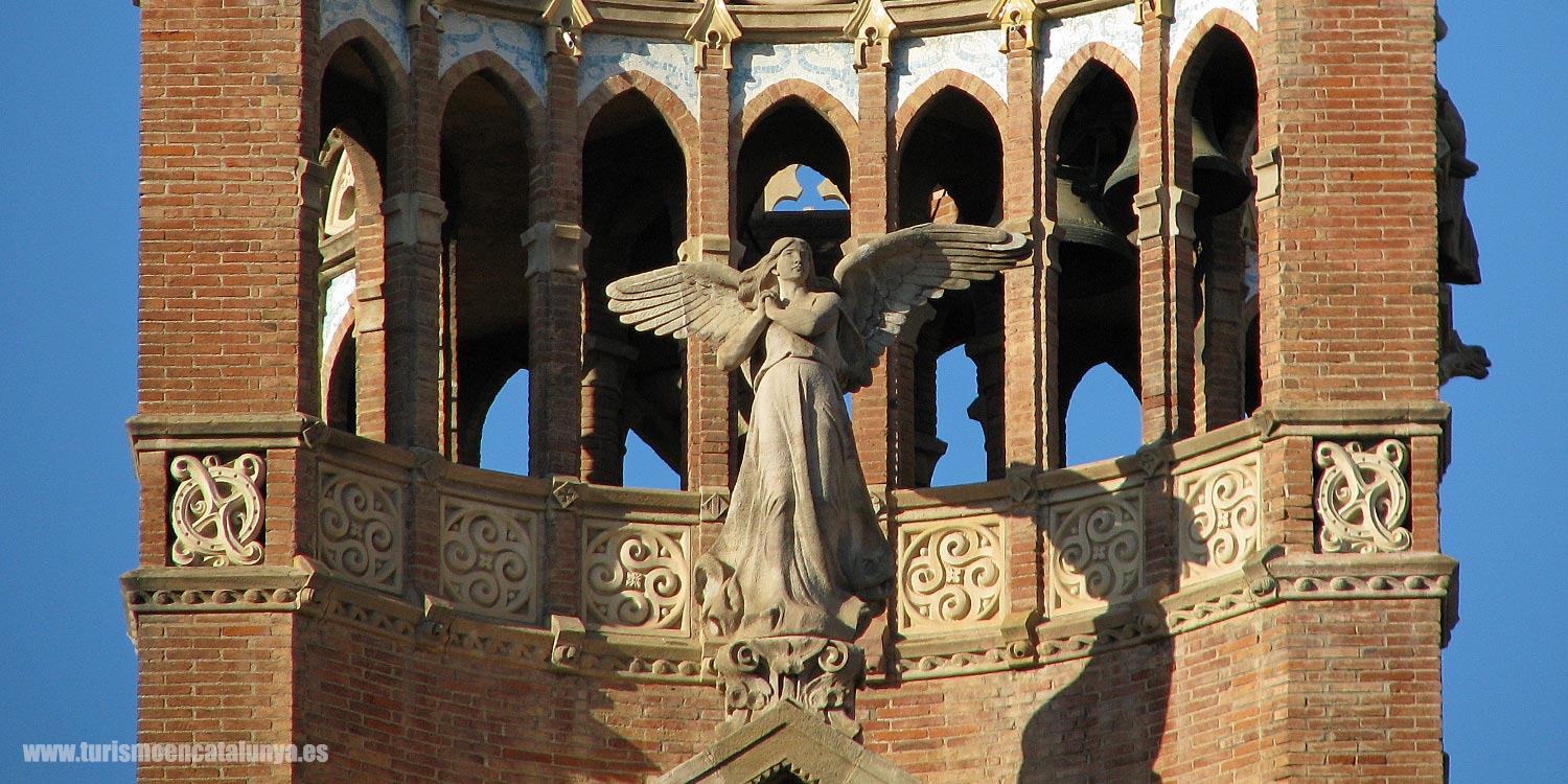  statue femme tour brique hopital saint paul barcelone 