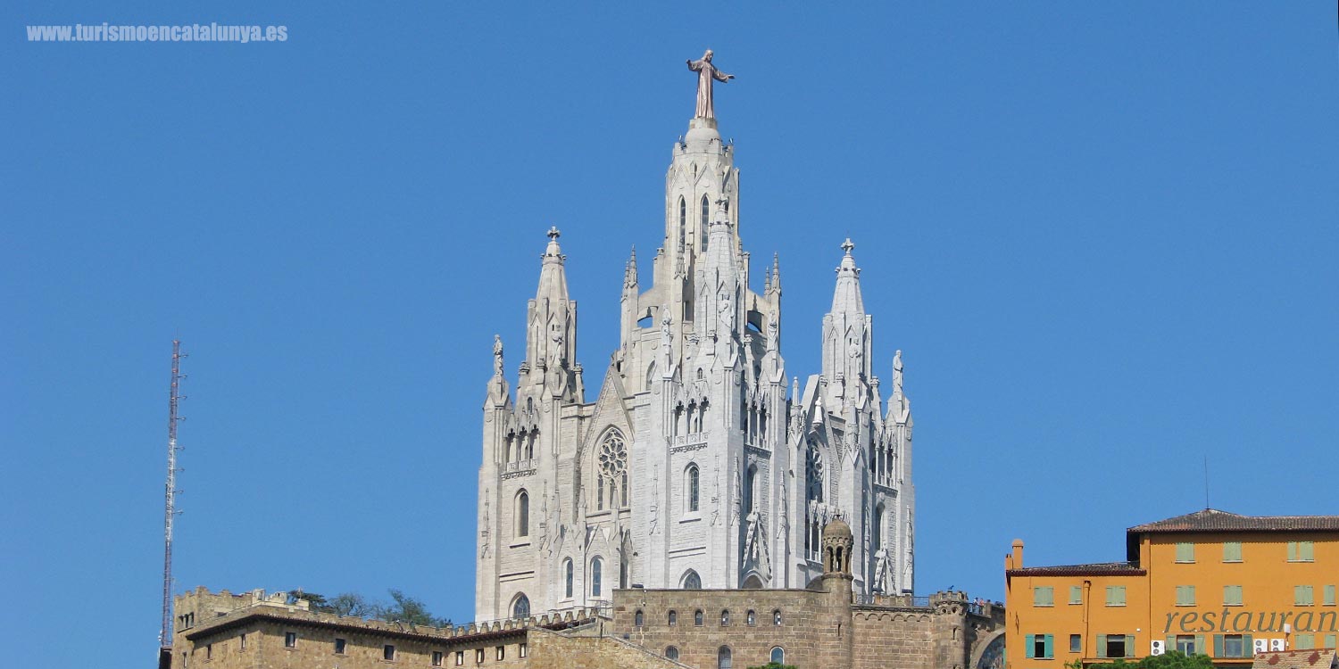 iglesia neogotica Sagrado Corazon Tibidabo domina Barcelona 