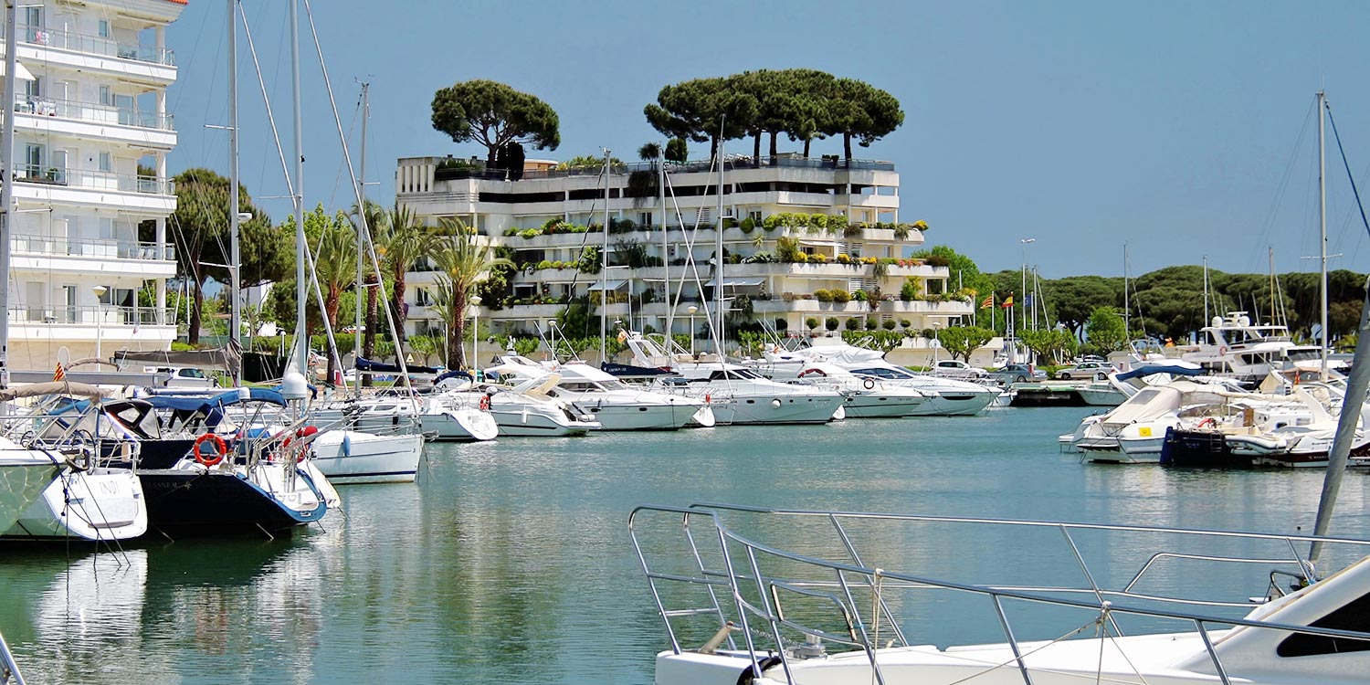port esportiu platja aro vaixells amarrats edificis port d'aro