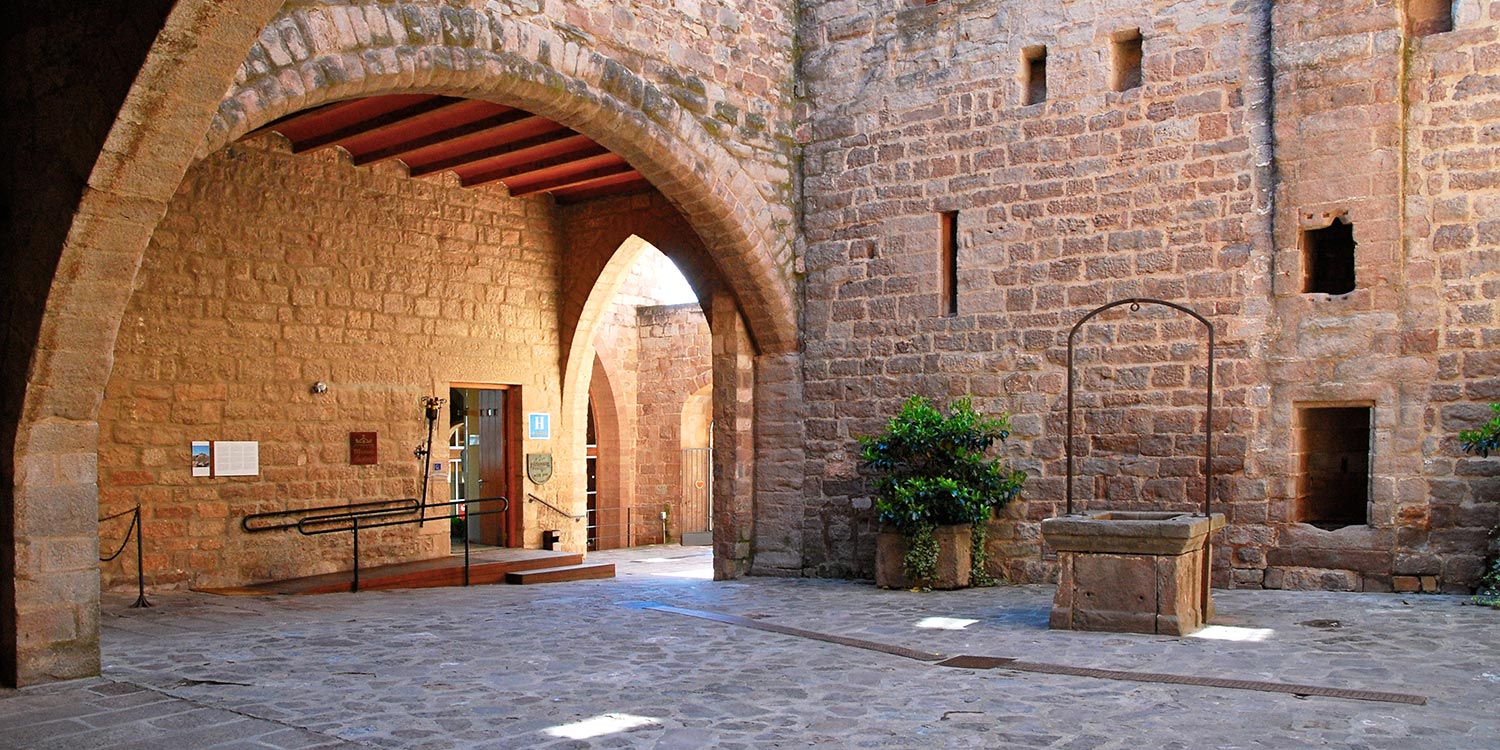 guia hoteles monumento paradores nacionales turismo cataluña castillo cardona