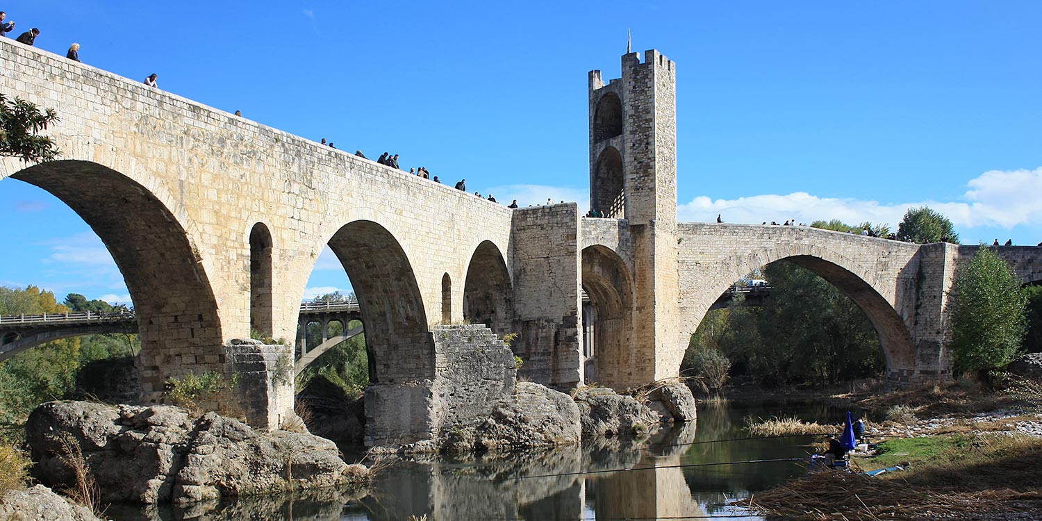 puente romanico rio Fluvia pueblo medieval Besalu