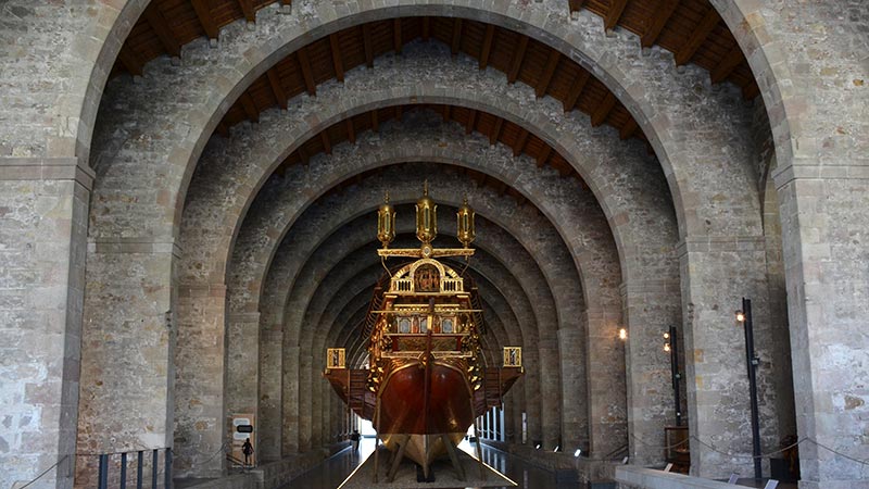  Discover the Maritime Museum of Barcelona, located in the Gothic building of the Drassanes Reials