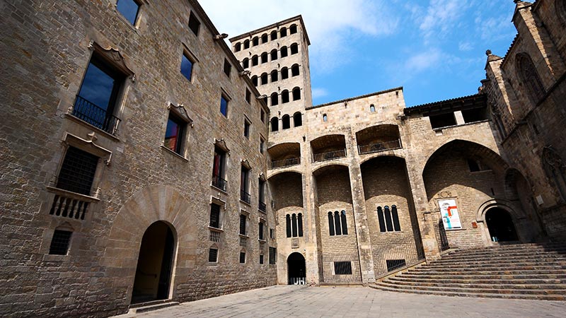 informacion turistica sobre el museu d'història de la ciutat de Barcelona, situat a la plaça més emblemàtica del Barri Gòtic barceloní, la Plaça del Rei.