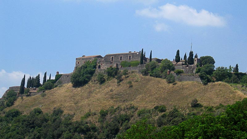 informacion turistica sobre l'imponent castell d'Hostalric, la fortalesa declarada Bé d'Interès Nacional.