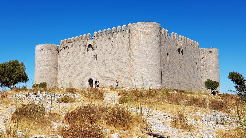 informacion turistica sobre el castell de Torroella de Montgrí, a Girona, la fortalesa medieval dominant el massís de Montgrí.