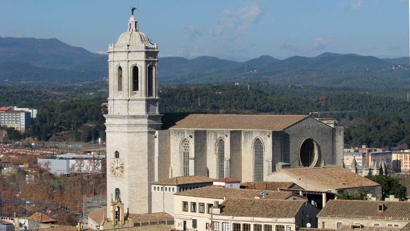 découvrir la cathédrale de Gérone, dédiée à Sainte-Marie. Seu de Girona est le résultat de monument de différents styles superposés, du roman au baroque
