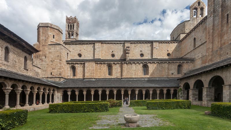 Visit the Romanesque cathedral consecrated to Santa Maria, in the town of la Seu d' Urgell.