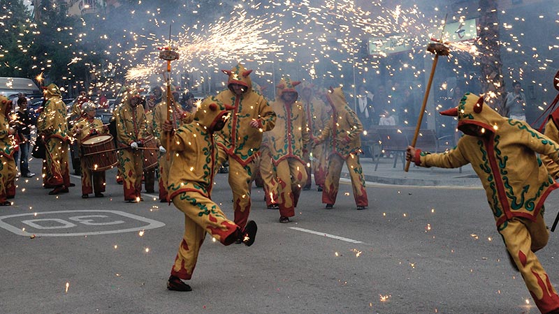  tradition des diables et les feux qui courent pendant les fêtes populaires catalanes.
