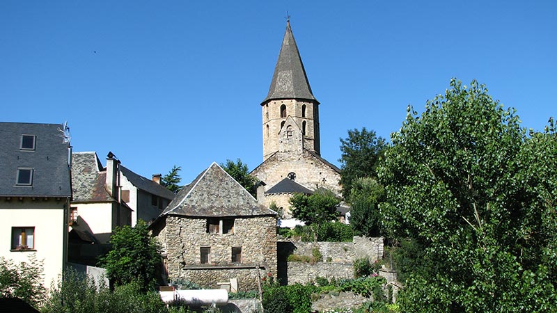  Tourist information about the Saint Andrew church in Salardu, romanic monument in Pyrenees, Romanesque aranese architecture 