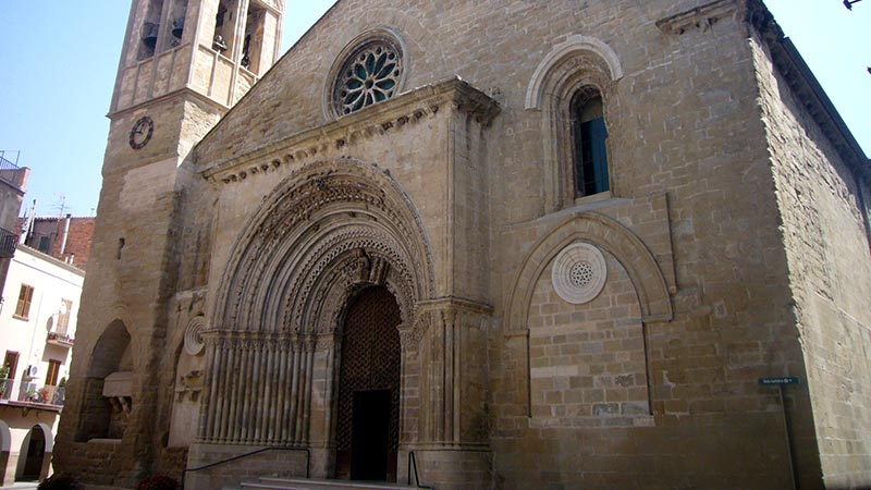  informació turística sobre l'església romànica de Santa Maria d'Agramunt.
