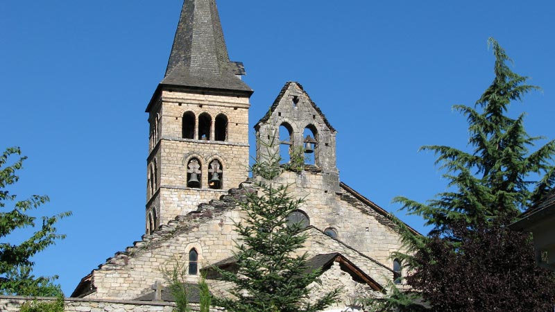 Informació turística sobre l'església de Santa Maria, monument romànic a Pirineus. Turisme Arties. Arquitectura romànica aranesa.