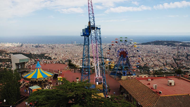 Découvrez le parc d'attractions situé sur la montagne Tibidabo, à Barcelone.