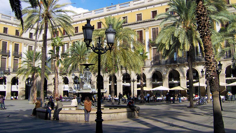 Informations touristiques sur la Place Reial de Barcelone, l'un des endroits les plus animés de Barcelone.