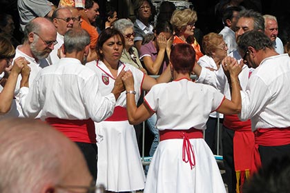  Les meilleures traditions folkloriques catalanes. La sardane, la danse populaire populaire des Catalans.