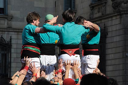  Discover the customs and traditions of Catalonia. The Catalan human towers. 